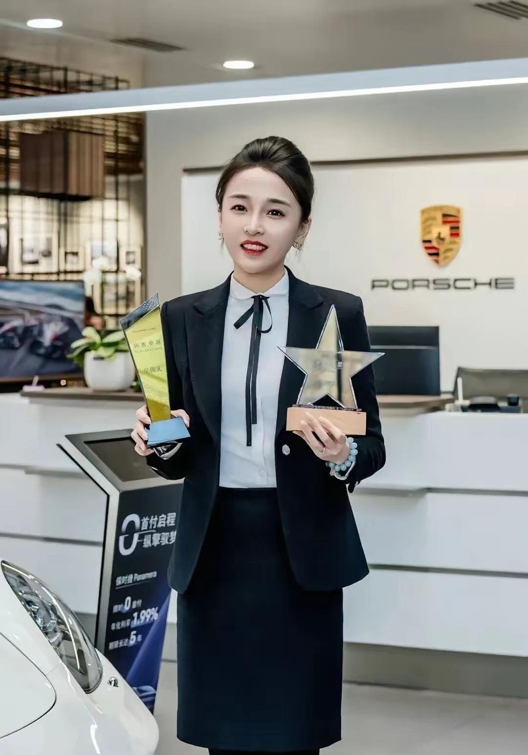 青岛一位保时捷女销售意外走红，看看她的亮眼业绩，让人感到不可思议：
2023年售