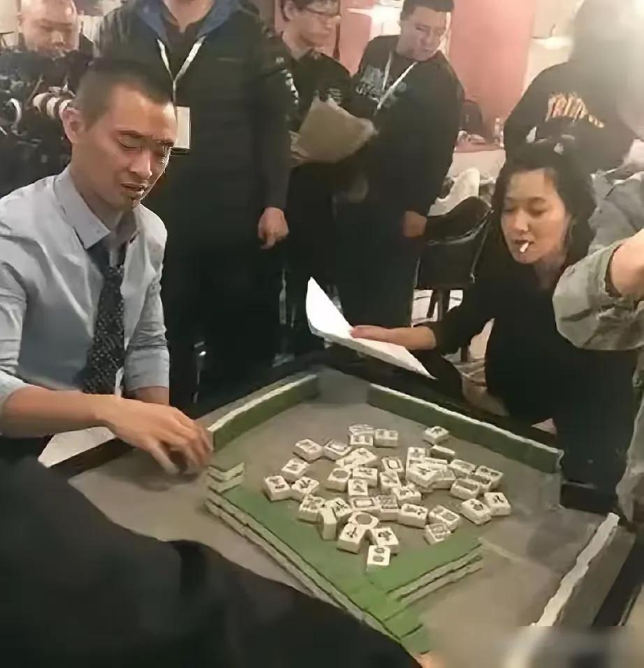 为什么喜欢徐静蕾的人那么多，而且不限男女和年龄段。
虽然已经是半老徐娘，还是说话