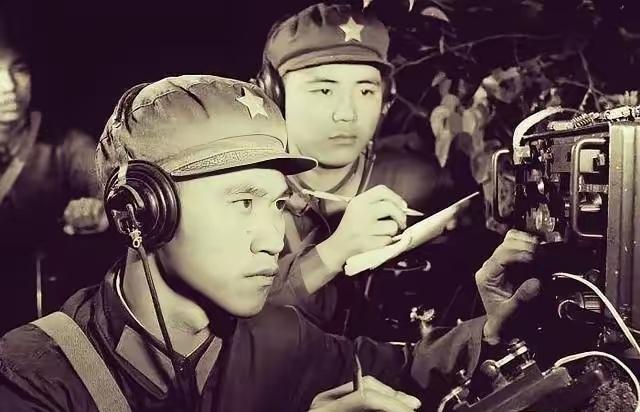 1982年的边境战场，我军一名通讯兵在搜查阵地时，意外发现了一具敌军尸体旁的奇特