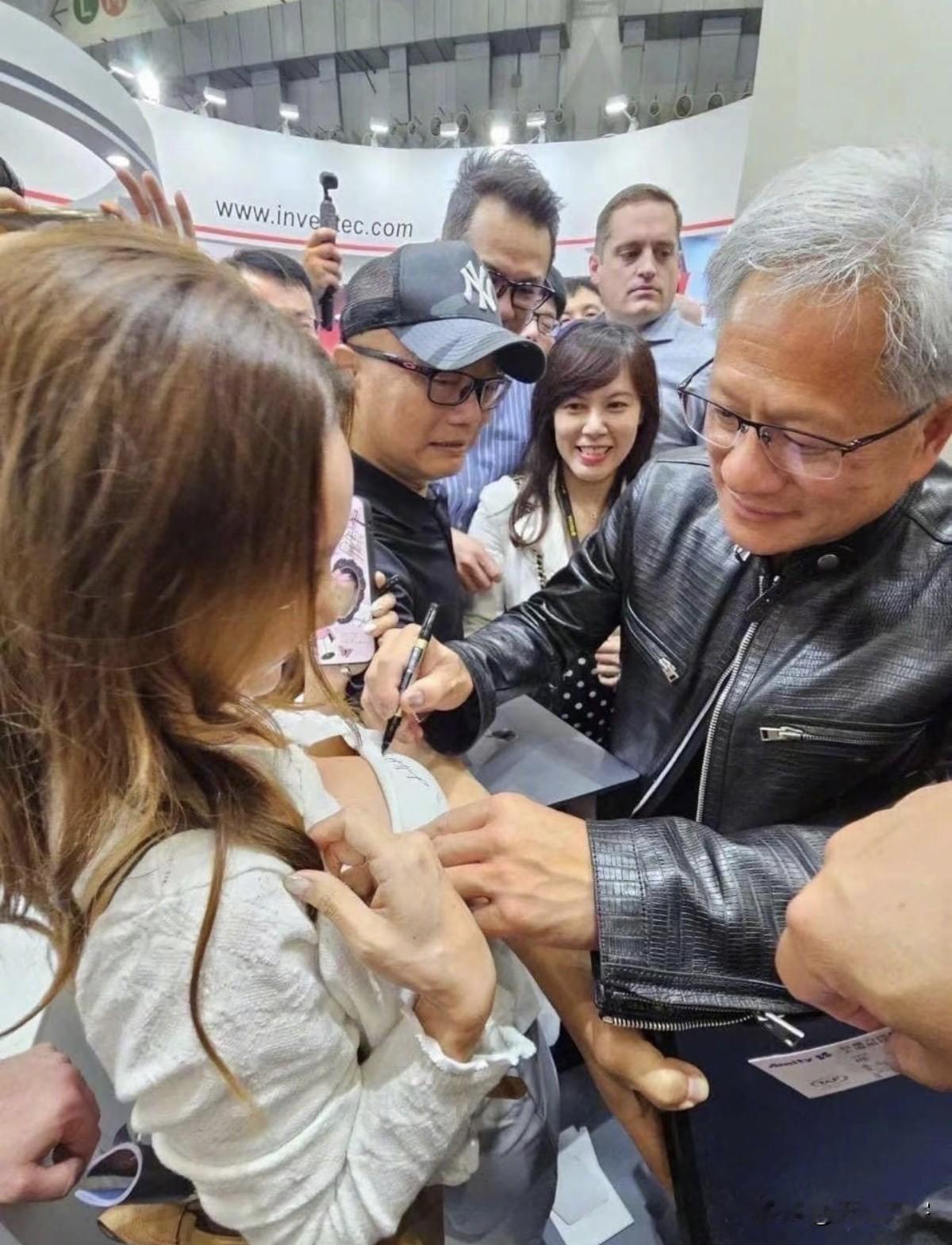 黄仁勋让英伟达全员用OpeAI代码工具，背后藏着什么算盘？
 
大家发现没有，英