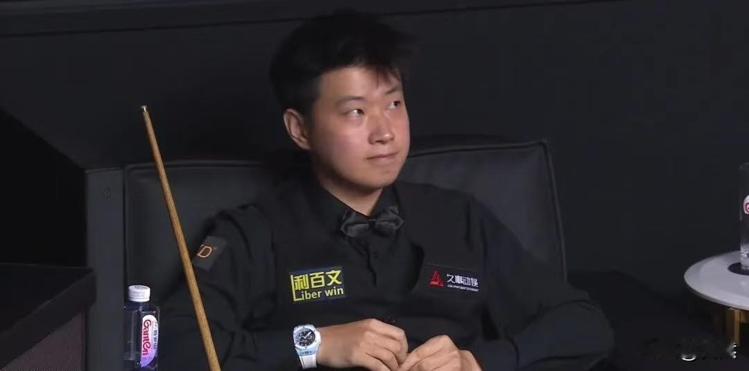 赵心童世界第一一点都不担心，
一句话总结：稳坐钓鱼台！
原因很简单，
赵心童没有