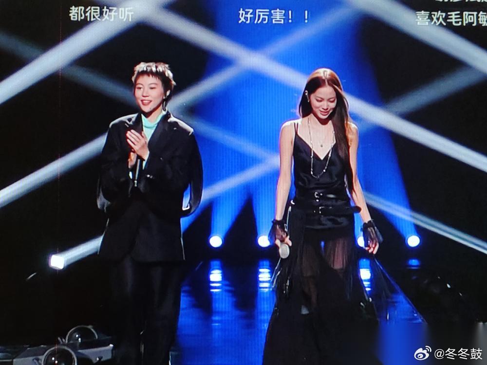 都以为欧阳娜娜上《歌手》总决赛是去当花瓶的，结果全网被打脸。  昨晚窦靖童找她帮