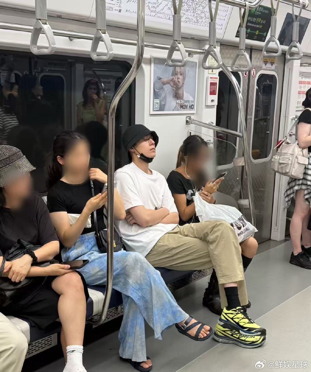 坐地铁偶遇胡一天韩国坐地铁偶遇胡一天！韩国坐地铁偶遇胡一天