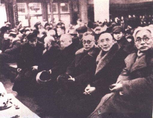 1949年2月26日，北平市举行盛大欢迎会，欢迎先后抵达北平的民主人士。李济深(