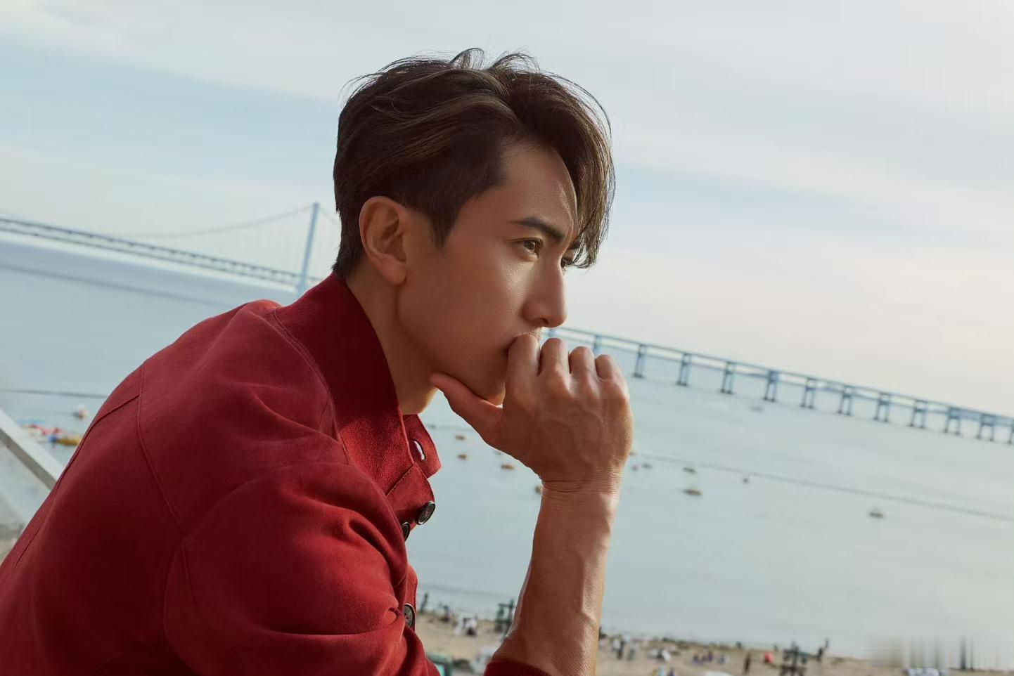 吴尊新中式造型出发巴黎男装周 真的会被吴尊的衣品折服！新中式不仅挑人更挑气质，但