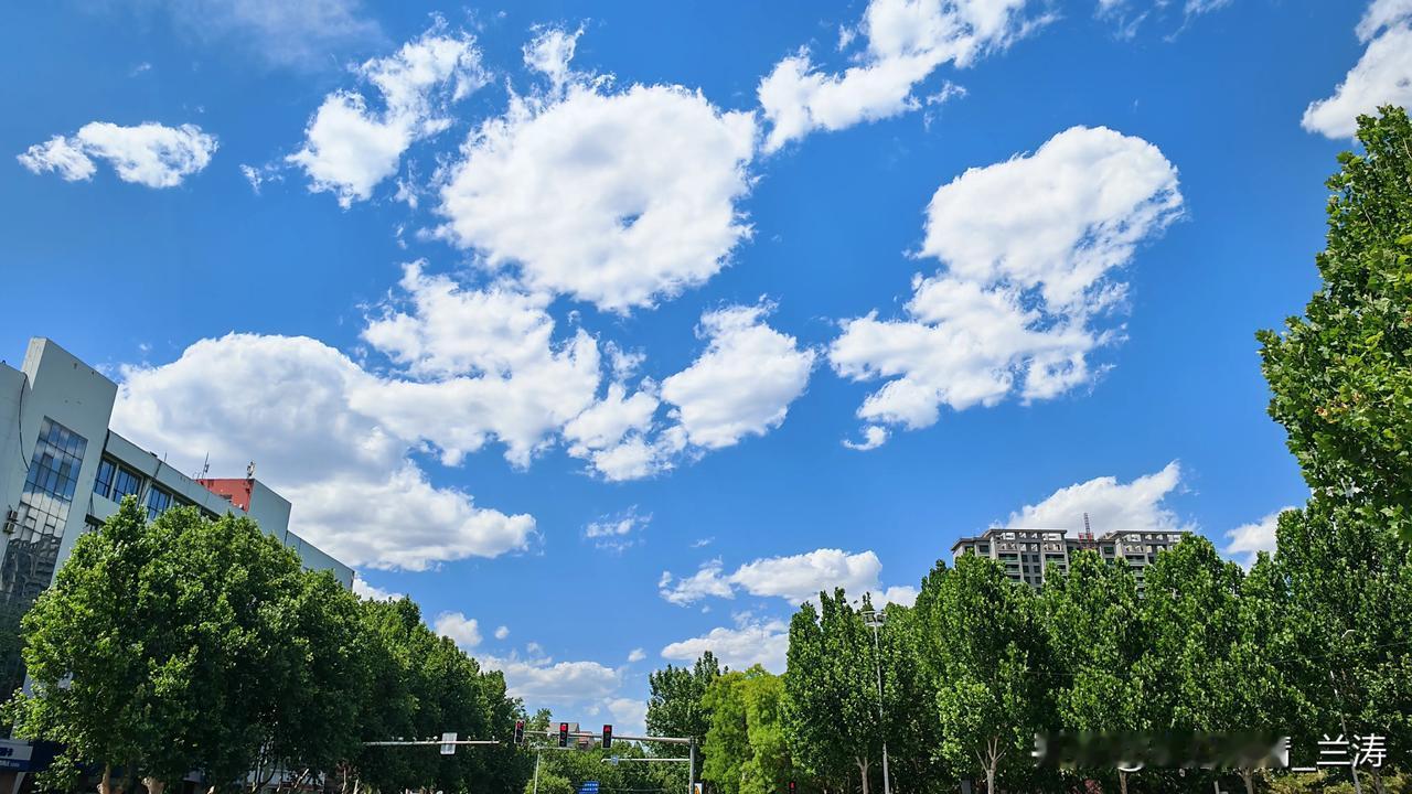碧空如洗，云卷云舒。蓝天白云 邢台蓝天白云，阳光明媚。这样的天气总让人心情愉悦，