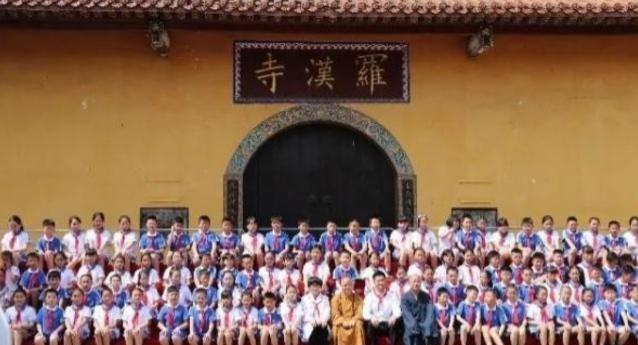 2008年汶川大地震发生后，出现了一个至今无法用科学解释的奇迹：地震过后，竟有1