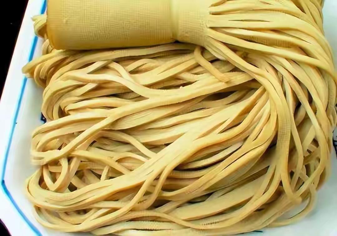 五香豆腐丝：聊城人的看剧必备！这种豆腐丝卤得很入味，咸香适口，吃起来特别有嚼劲。
