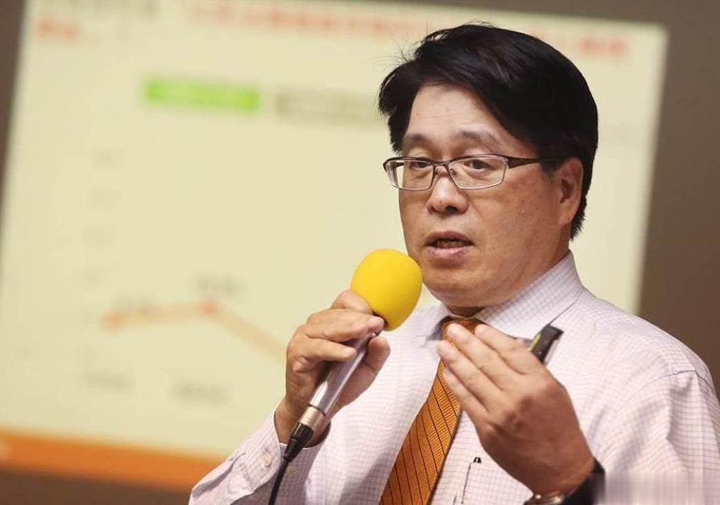 虽然表面上看，蓝白双方都没有宣布“蓝白合”破局，但台湾民意基金会董事长游盈隆认为