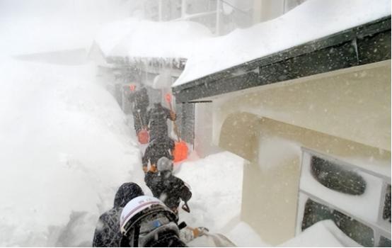 日本首相高市早苗最近过得有点惨,连日暴雪造成30人丧生、300多人受伤，旅游业因