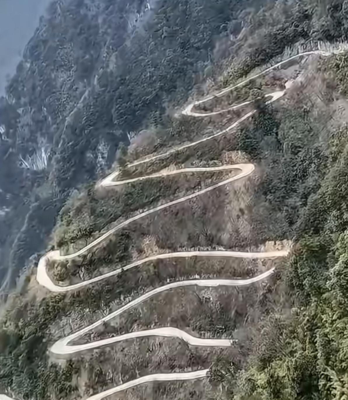 看了看山下的路
默默的抽了根烟
打了两个电话，慢慢的开始下山了，若是身上没有千斤