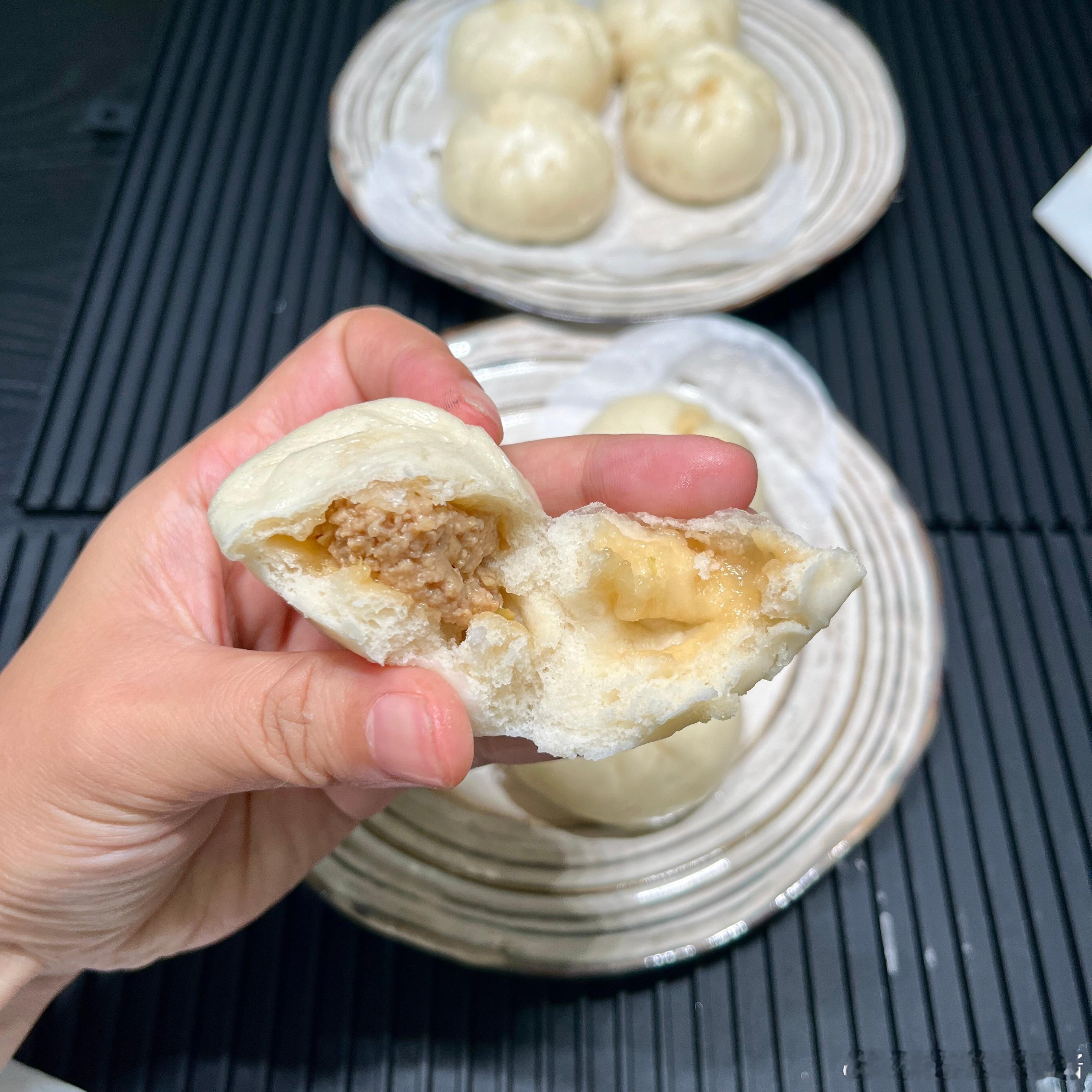 用大笼蒸了一堆小笼包[舔屏]虽然很好吃但是我今天的目标本来是做透油包子的，面团的