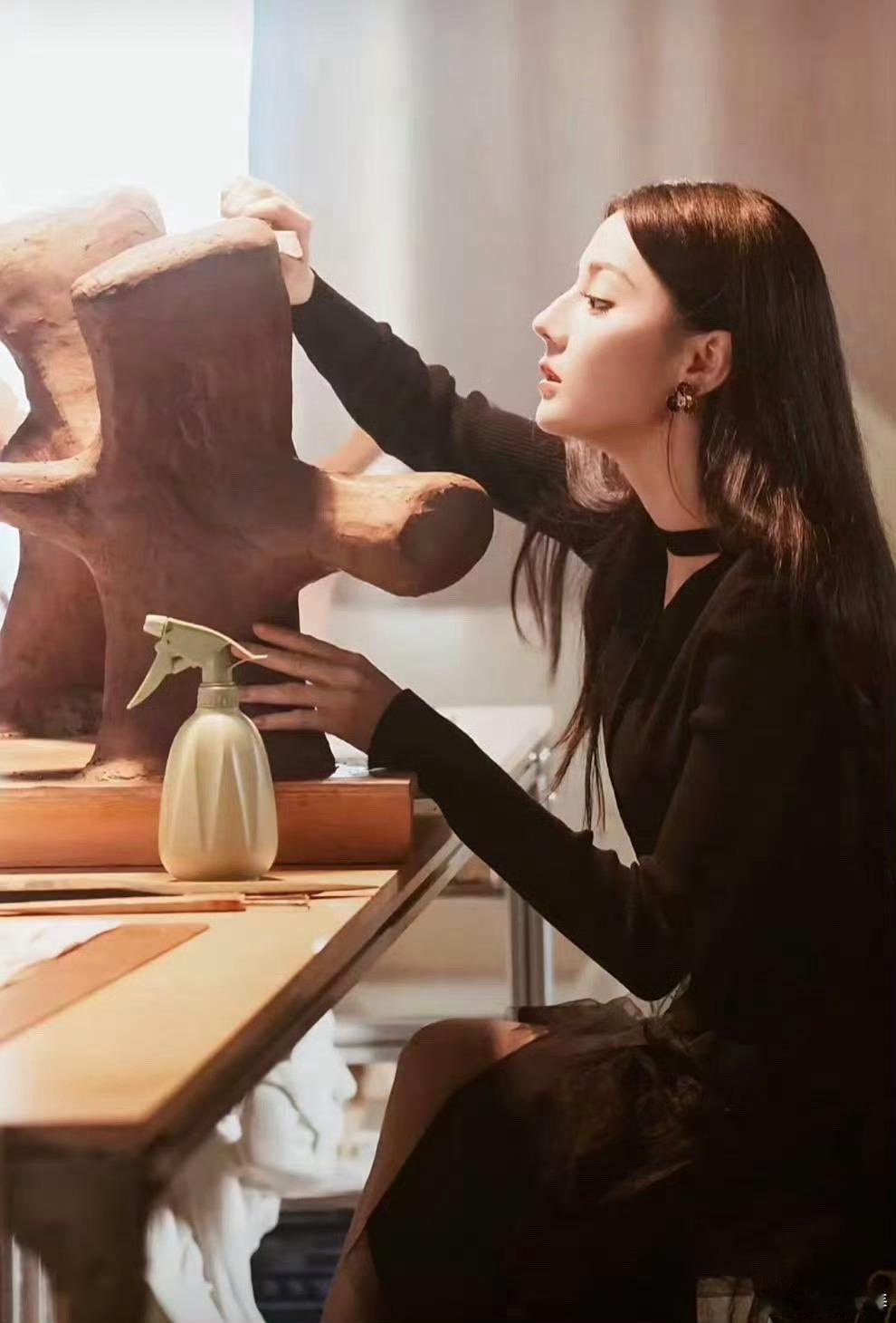 迪丽热巴用演技告诉你什么叫“剧抛脸”！同一个角色白天温柔似水，晚上冷冽如刀，每个