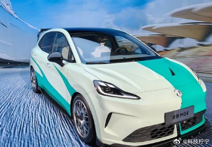 探索未来驾驶新境界，上汽名爵MG4搭载OPPO智联系统，打造半固态科技座舱。15