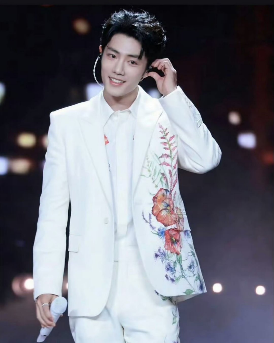 肖战岁岁年年全场大合唱 看起来氛围感都已经拉满了吧白衣肖战的笑容甜到心坎里 