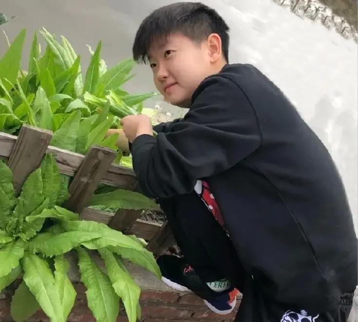 国乒最可怕的，不是孙颖莎又赢了，而是她15岁开会时就这个姿势。
 
照片拍于20