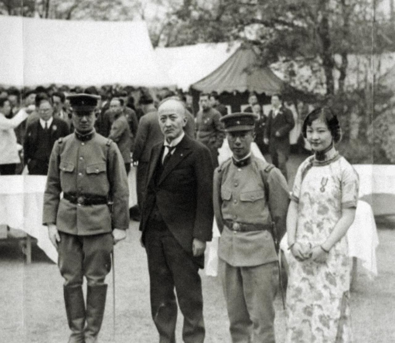 没想到这张1935年日本东京拍的“外事合影”里，两个穿日式军装的男人，居然是清朝