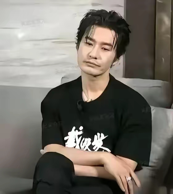 黄晓明主演的《戴假发的人》已经下架了，为了这部电影，黄晓明减肥了几十斤，还不惜自
