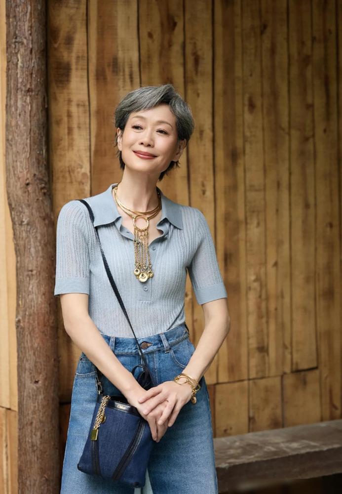 别再吹叶童优雅了，你根本不懂她。
前脚还在时装周穿高定，后脚就素面朝天，自己跑