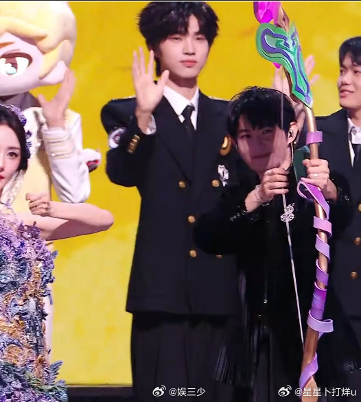 杨幂一诺射箭启幕共创之夜 杨幂和一诺以射箭拉开共创之夜序幕，氛围感直接拉满！万众