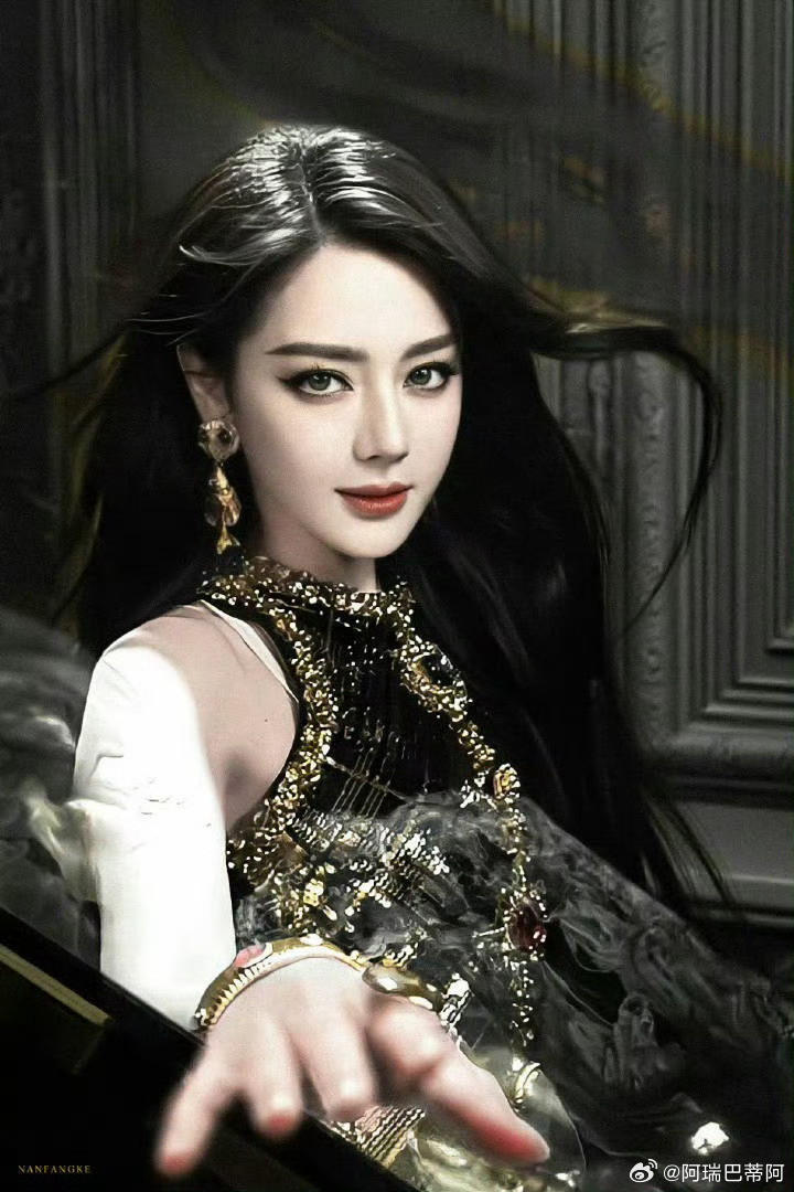 真的越看越喜欢这个妆容！！很能突出热巴的特色，明艳！而且放大了热巴的优势！别说金