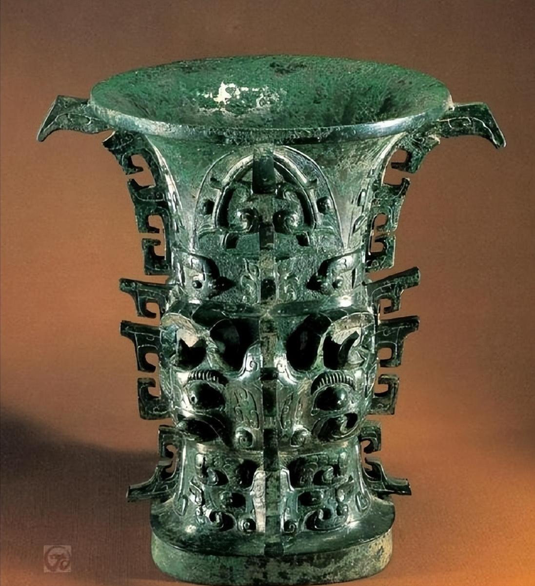 1975年，一顶铜樽正要被送往日本展览，装箱前，专家马承源出于热爱，伸手在内部摸