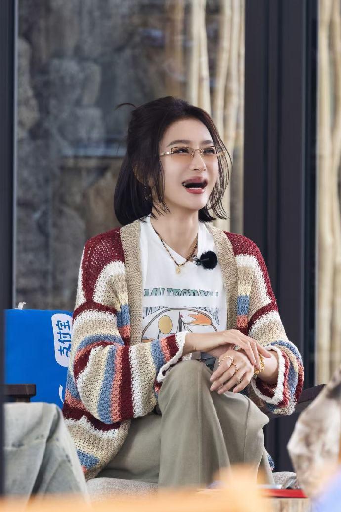 秦岚走秀没有不美的权利谁懂这种温柔又大气的气质，秦岚走秀真的很有自己的风格和韵味