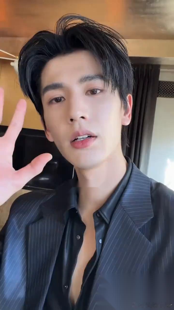 就离谱，张凌赫这么明确的态度， 当初都能和白鹿被传恋情绯闻的吗？ 舒服，这是什么