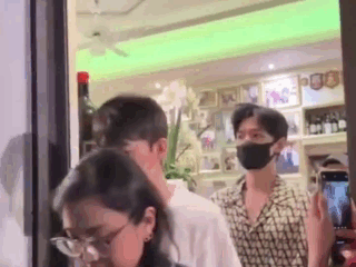 侧颜太靓了，口罩也挡不住杨洋的帅？近日，路人在米兰偶遇杨洋，一身印花衬衫清爽又阳
