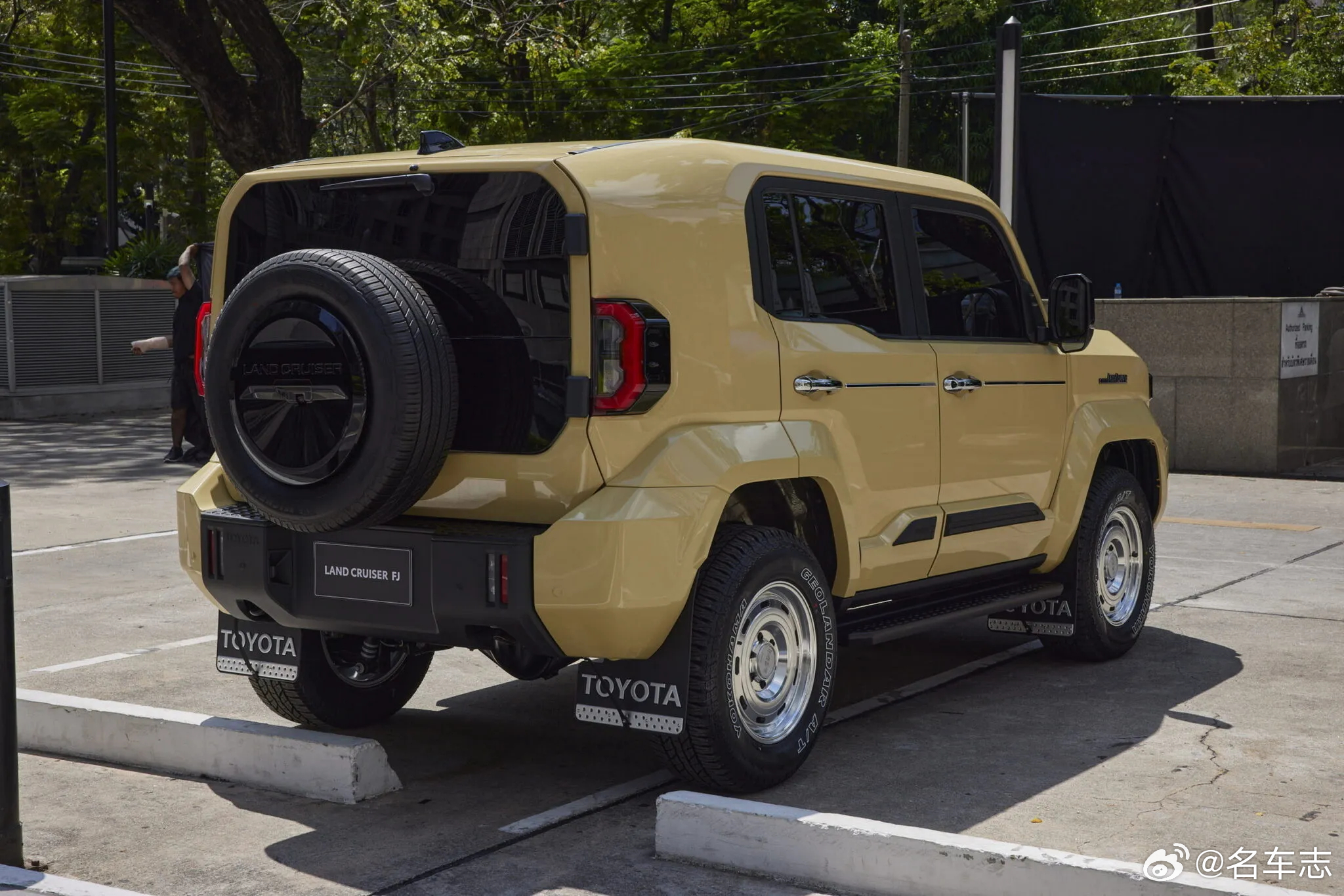 名车志新闻 【丰田发布四款全新Land Cruiser FJ概念车】为展示其定制