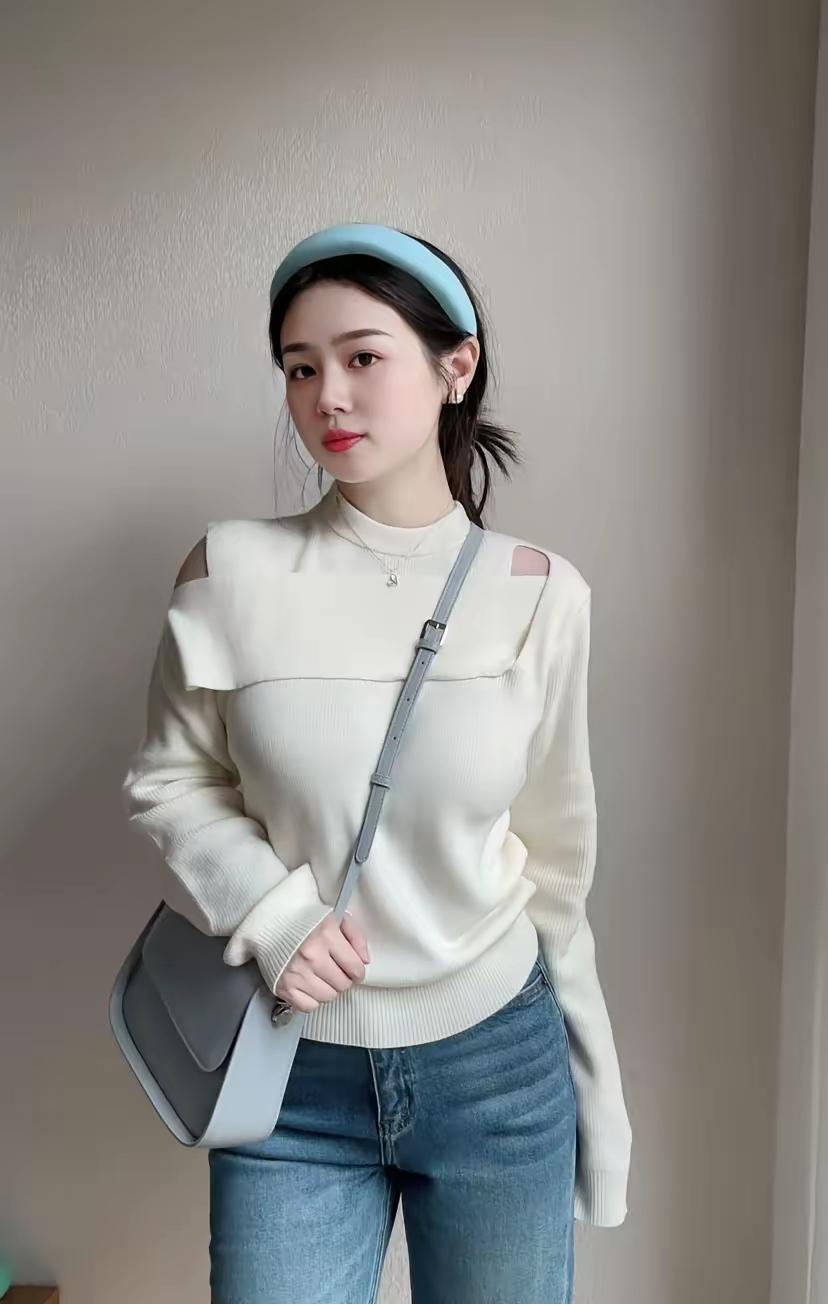 温柔气质穿搭，浅蓝色头带与米色毛衣的完美搭配，轻松自然。