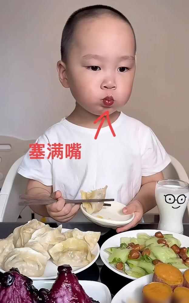 一边是网友认定“米乐已经7岁，还是女孩”，另一边是米乐妈妈发声明，说孩子是2岁男