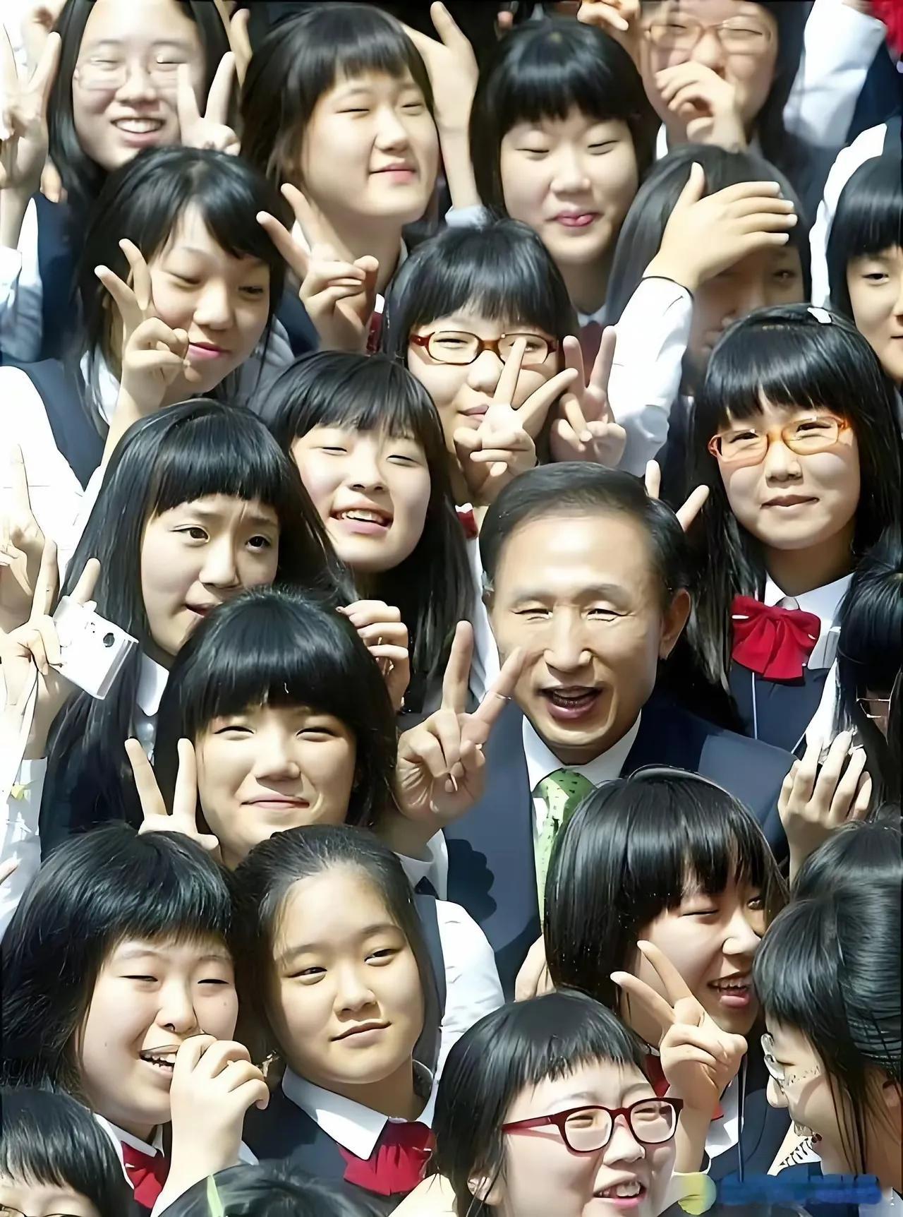 据说韩国人以颜值高而闻名于亚洲。图为充满活力的韩国女中学生和前总统。确实令人印象