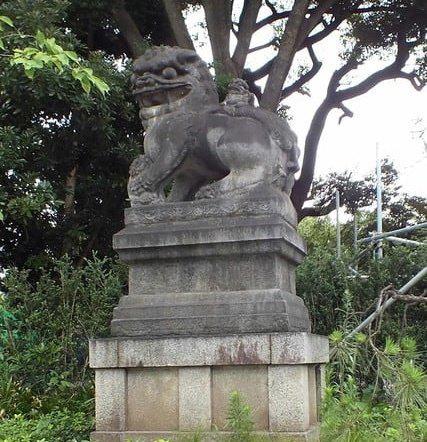 【琅河财经】靖国鬼社门口有两座石狮，是甲午战争期间从中国抢走的。一百三十年过去，
