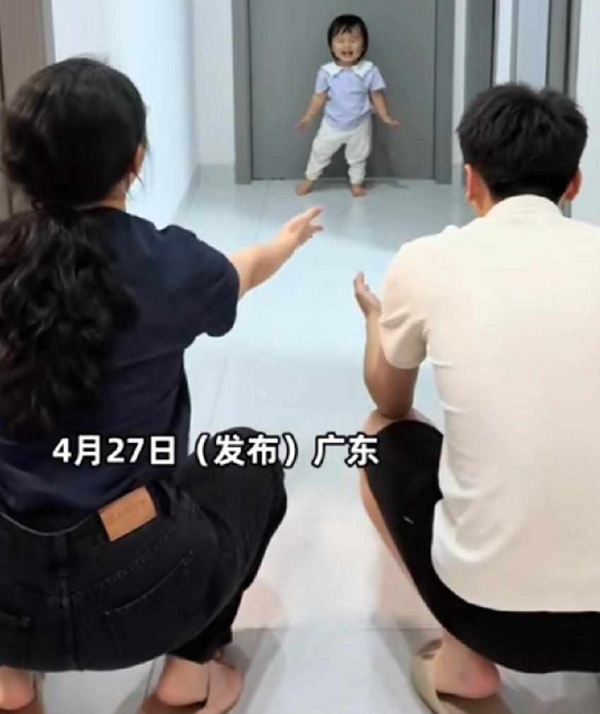 广东，小俩口有个可爱的女娃，都称宝宝跟自己更亲一些，争不出结果，决定测试一下。把
