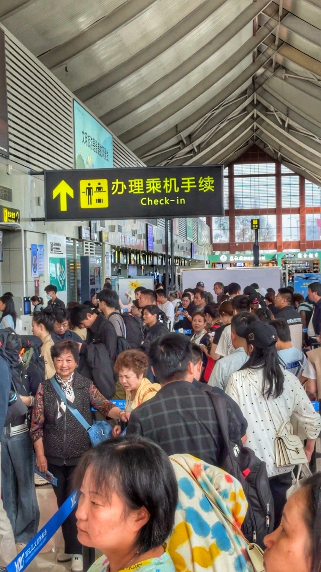 丽江现在的游客多不多？给你们看看今天的丽江机场！（图1、2）办理行李托运的地方大