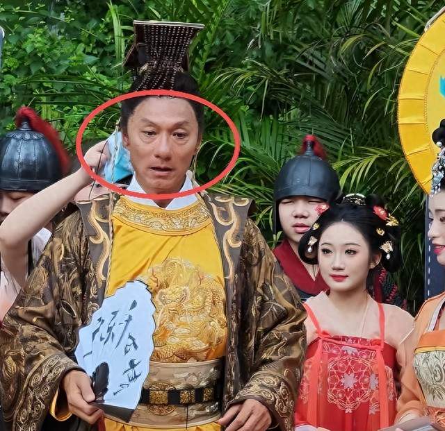65岁港星景区打工，曾是“香港第一美男”，如今酒糟鼻尽显老态