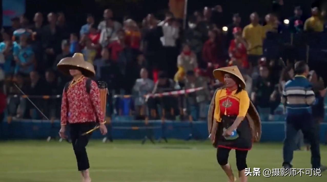 文化自信此时此刻太有魅力了，在县超赛上的走秀表演居然是当地农民携带农具走秀！我敢