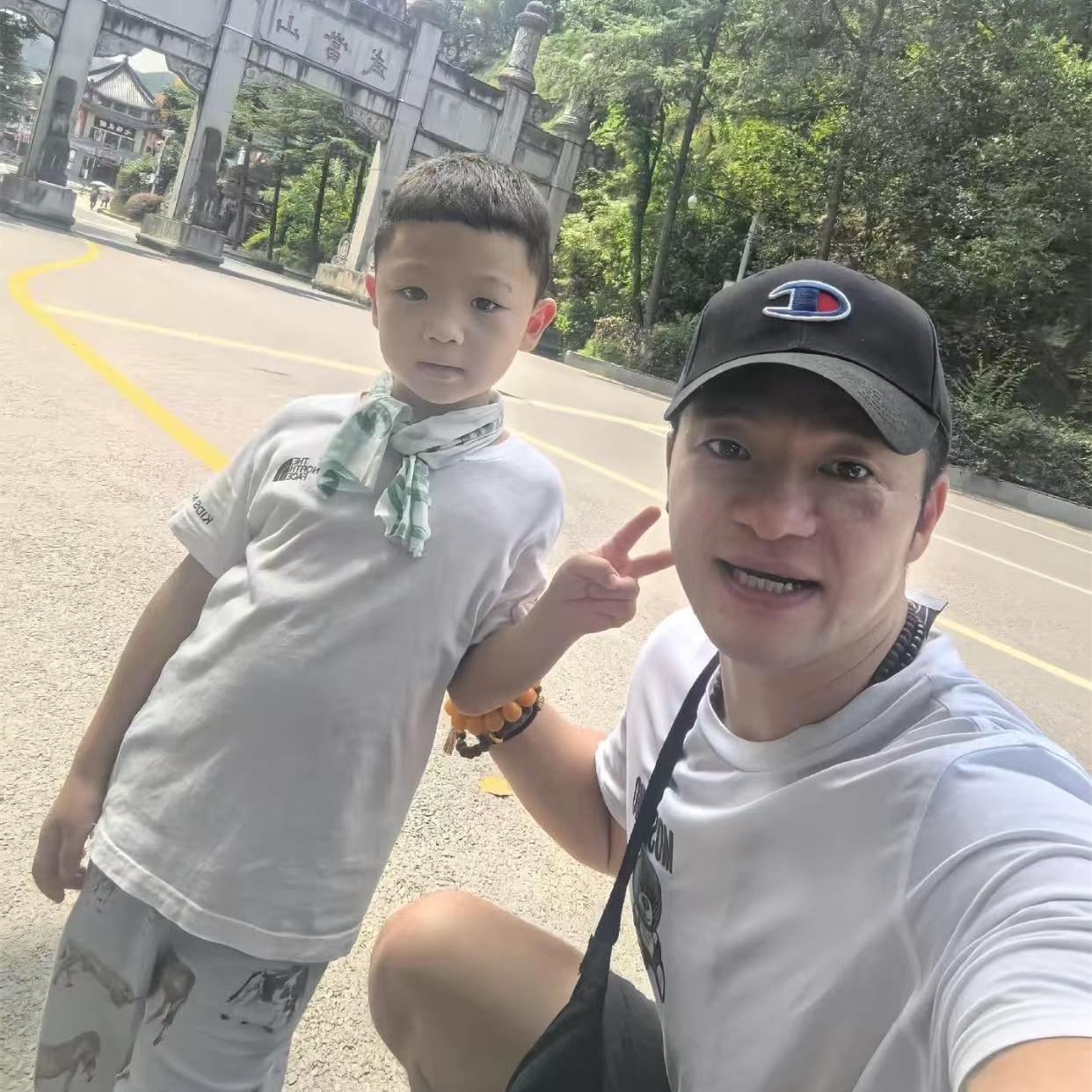 尚筱菊又无辜躺枪了，每次谢金晒亲子照，尚筱菊总是第一个受伤。
谢金带着儿子初心借
