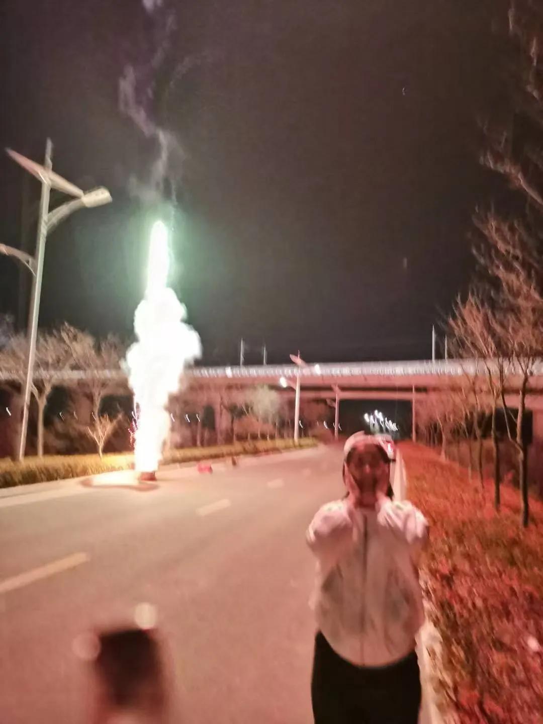 记得22年拍的老照片，当时为了她开心，买了1000块的烟花，从青岛市里拉着她去河