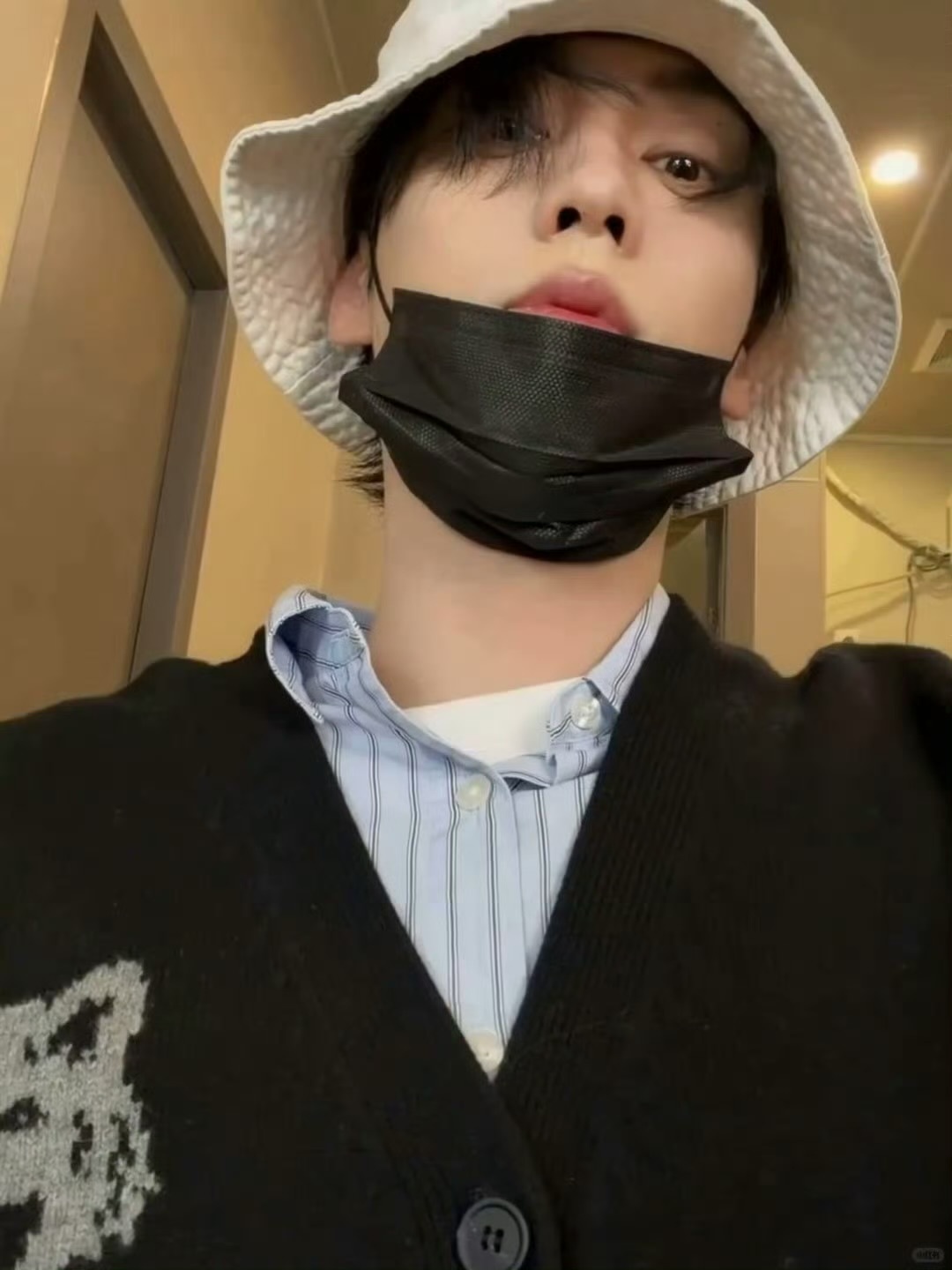 田栩宁营业田栩宁发布了对镜自拍live图营业，渔夫帽造型和"无死角神颜"引发狂欢