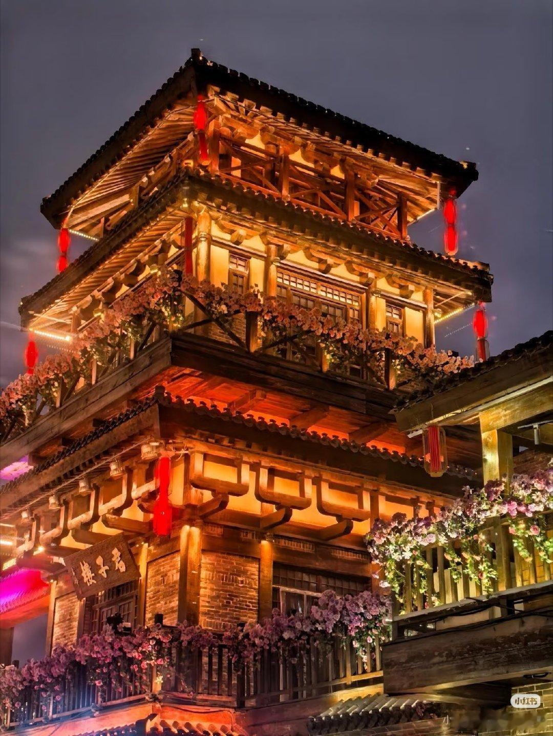 夜游邯郸道，华灯初上，明月当空，一座等了你三千年的城市，让你感受独特的浪漫。 