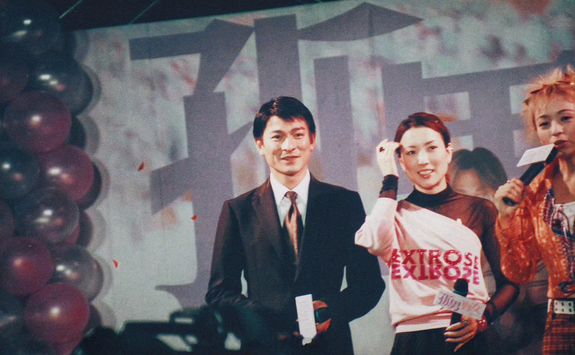 刘德华搭乘花絮去幕后 简直是西装最佳代言人，这英挺的姿势——2000年，刘德华刘