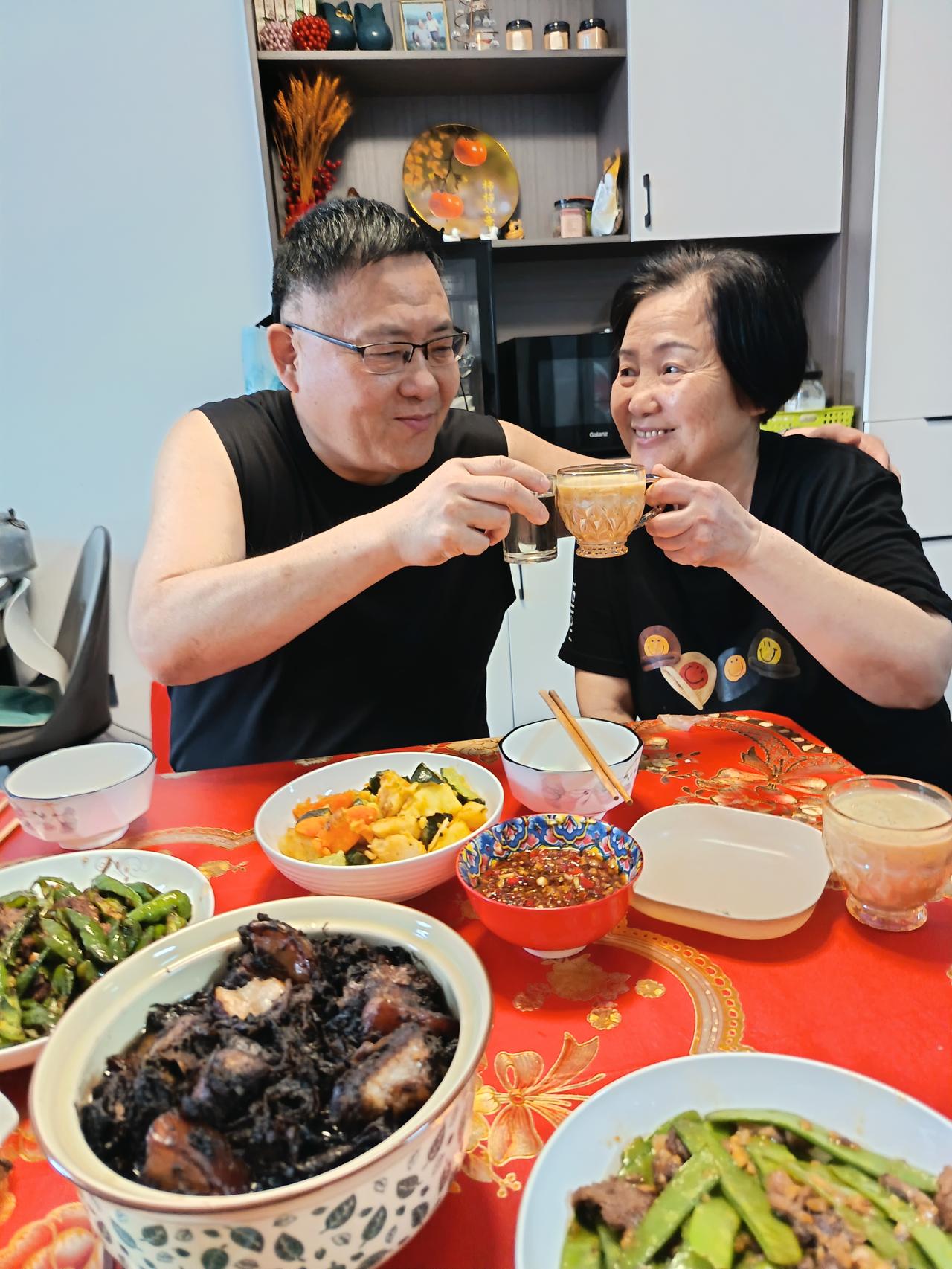 这两天很多人问我，

老王，你去三姐家做客，姐姐用什么招待了你？

说心里话，姊