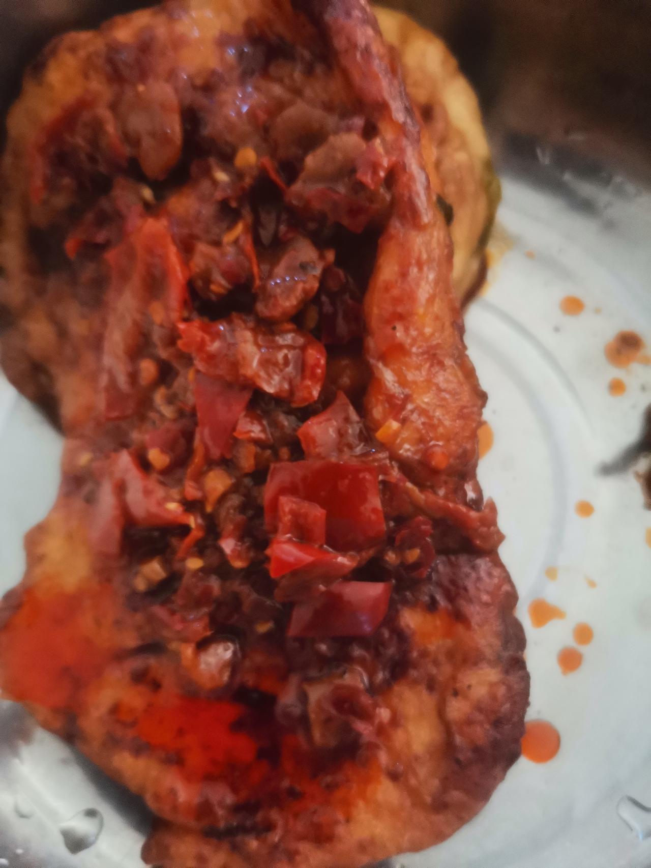 我的早餐豆瓣酱蘸饼太有食欲啦。
豆瓣酱是前几天我妈刚熬的豆瓣酱麻辣鲜香。
饼是前