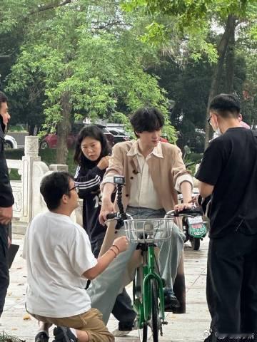 全扬州都在偶遇展轩 扬州最近可太热闹啦，展轩就像个行走的“惊喜包”，在街头巷尾到