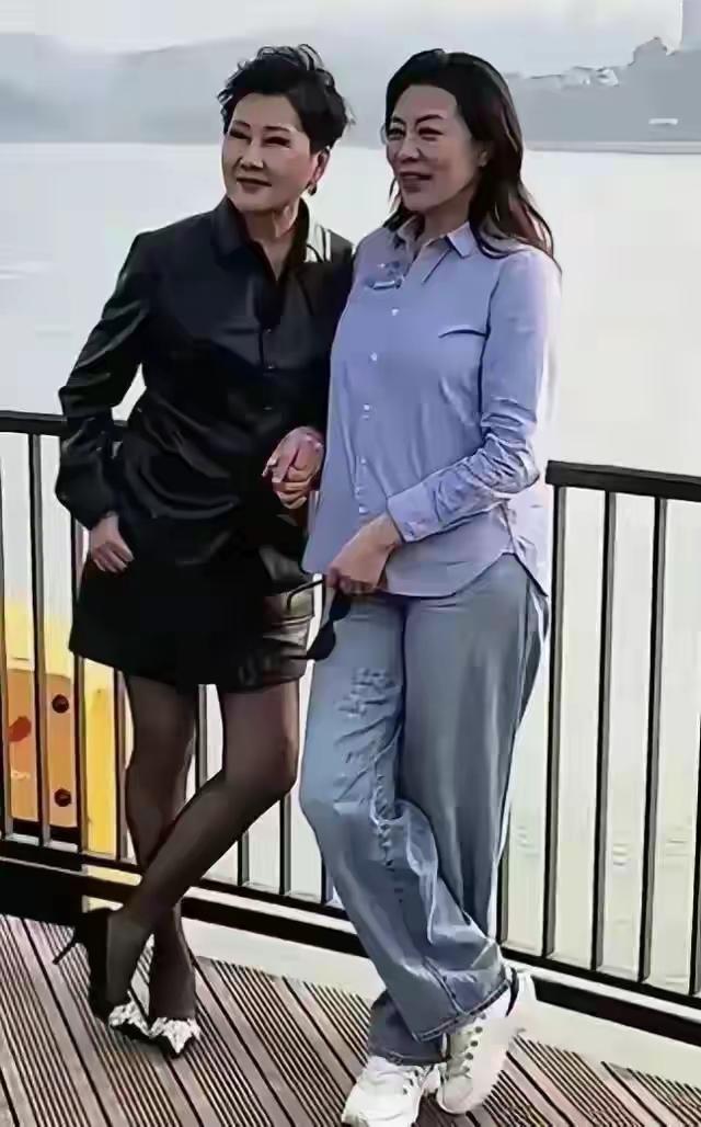她们两个都是63岁，穿着打扮不一样，气质也不一样，各有各的风格