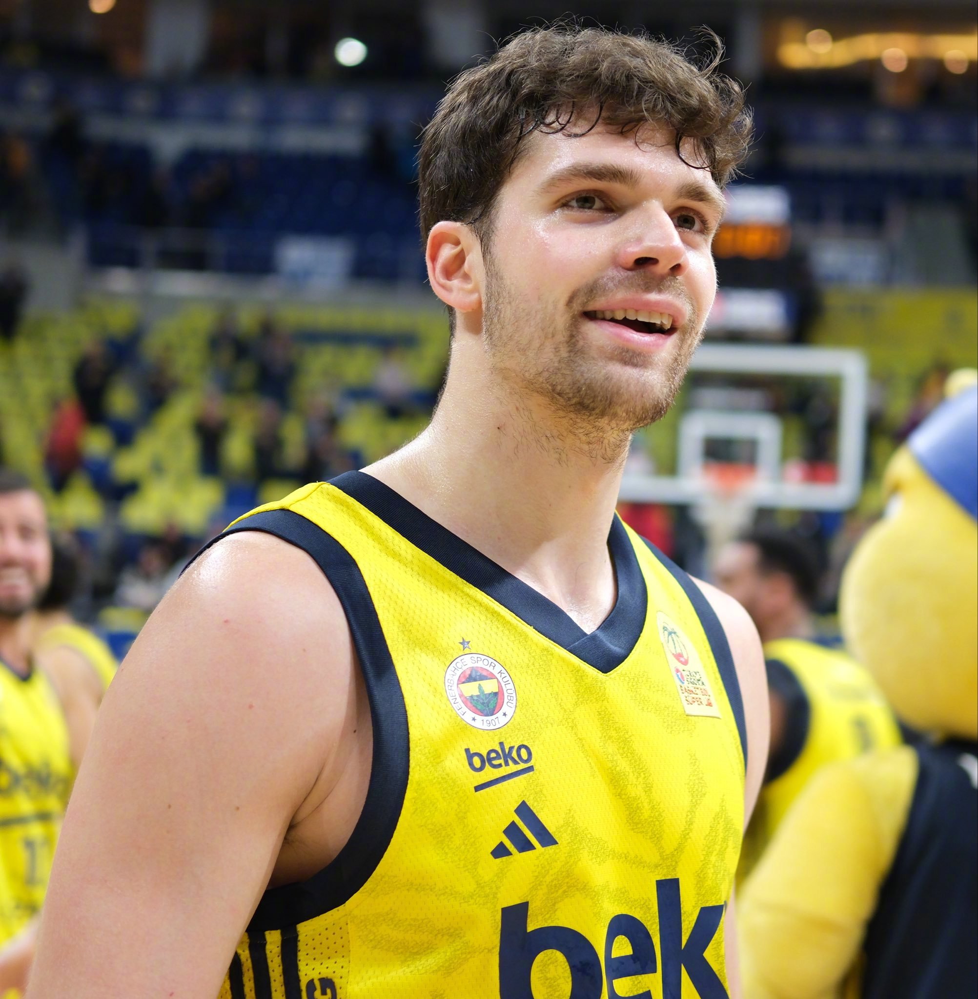 欧洲神射比贝罗维奇决定挑战NBA，跳出合同买断费得自掏腰包110万美元，而NBA