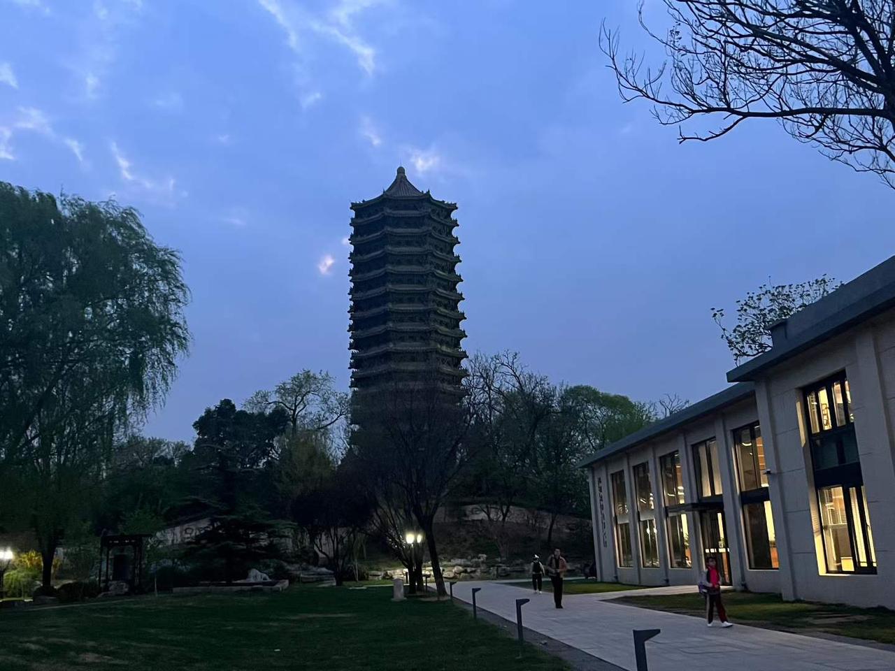 来北大学习，
晚上都要好好利用起来，
来蹭清华大学教授关于城市更新的专题讲座。