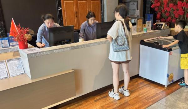 我表妹之前外出住酒店，办理退房的时候直接把房卡搁在前台柜台上，没多停留转身就离开